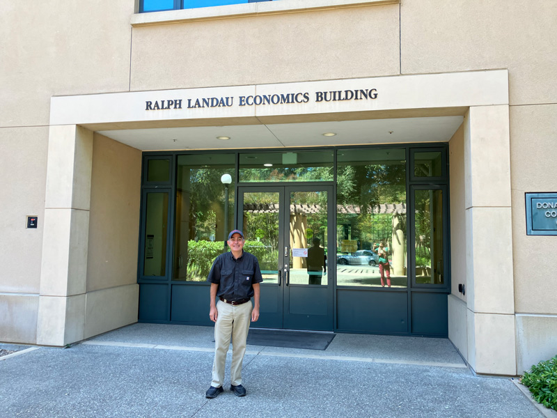 Julio Elías en la puerta del departamento de economía de Stanford