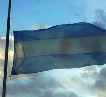 Bandera argentina a media asta