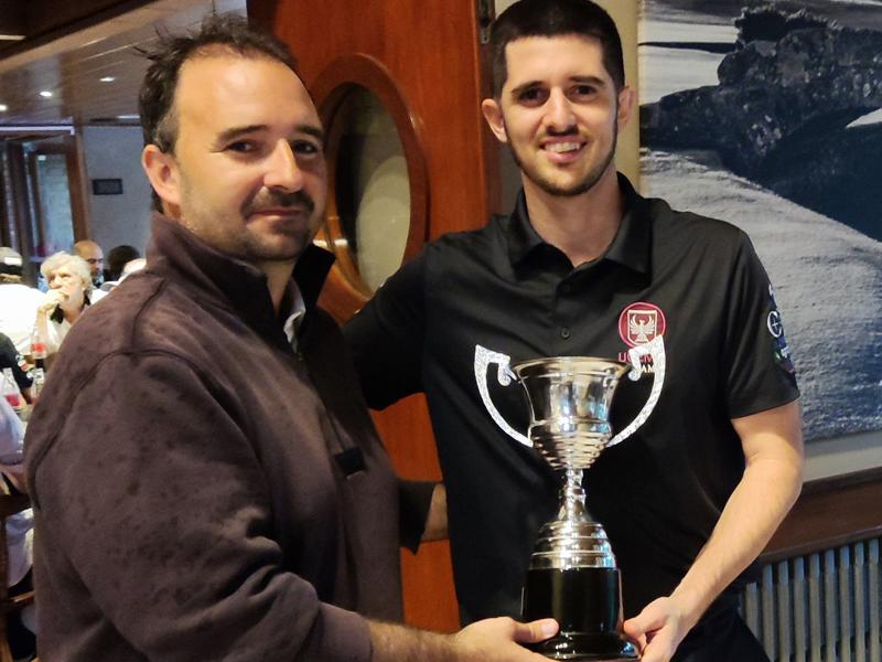 Mauro Berardi recibe la copa