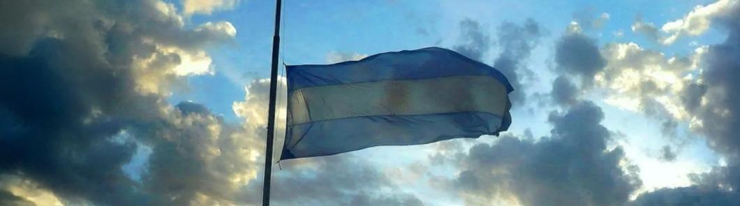 Bandera argentina a media asta